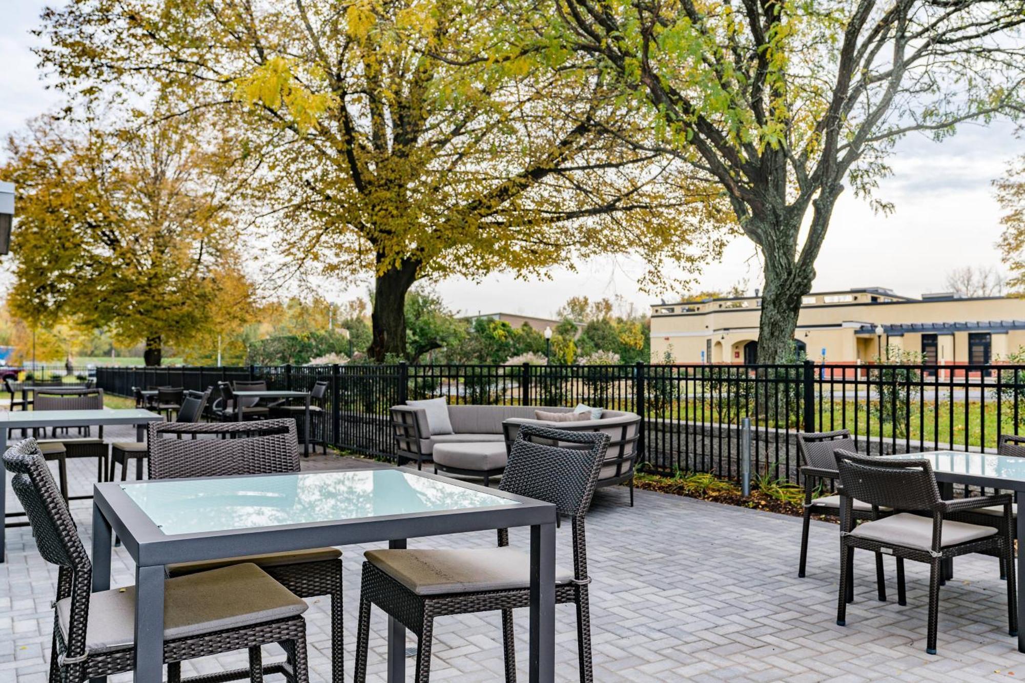 Courtyard By Marriott West Springfield Hotel Exterior photo