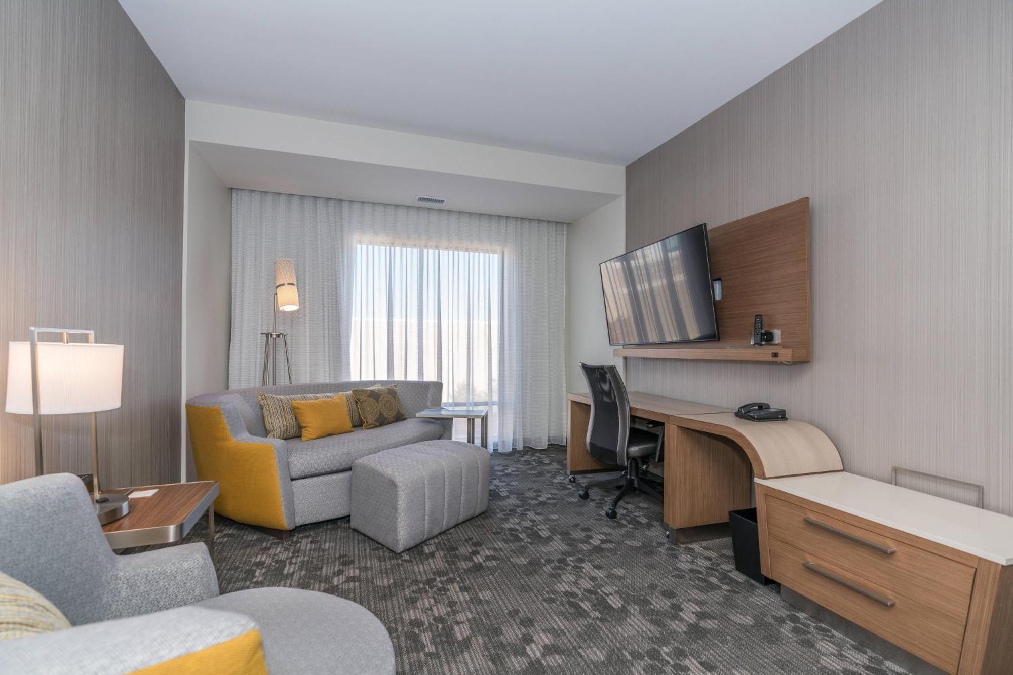 Courtyard By Marriott West Springfield Hotel Exterior photo